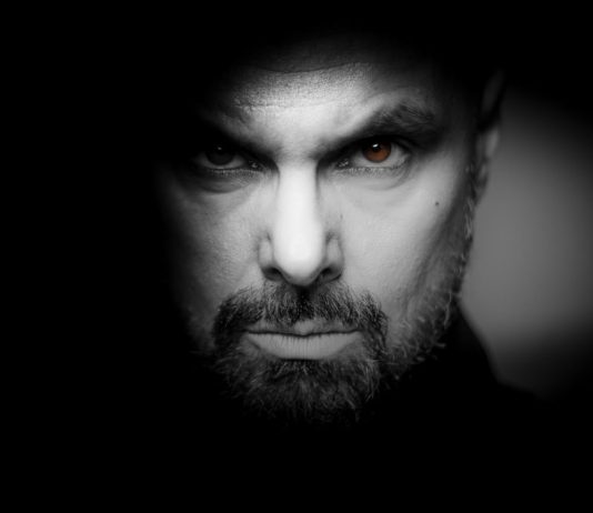 Ο Roy Khan επιστρέφει στο σύμπαν των KAMELOT: 5 λόγοι που αυτή η συναυλία δεν χάνεται Khan